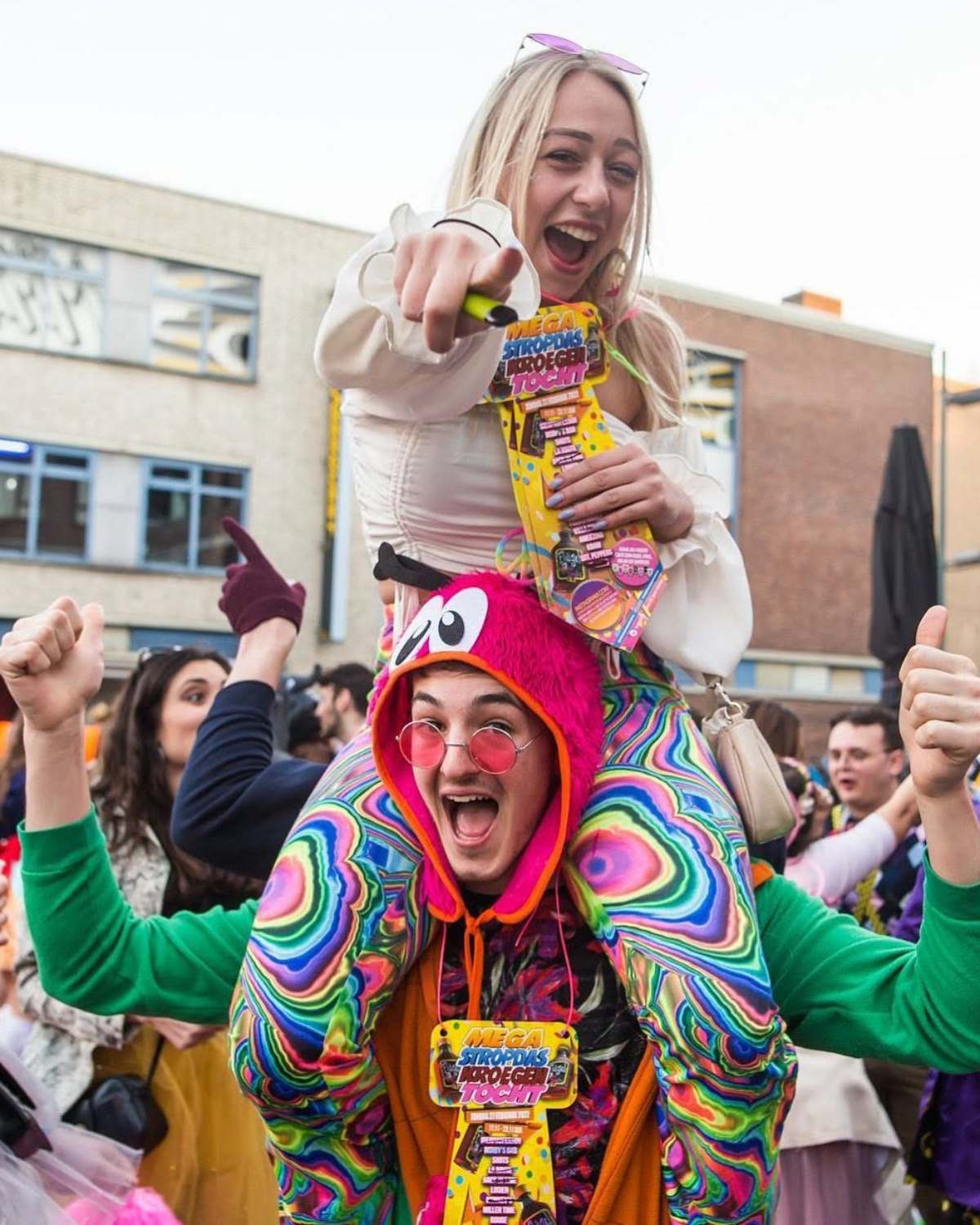 Vrouw met stropdas op de schouders van een vriend op het Stratumseind