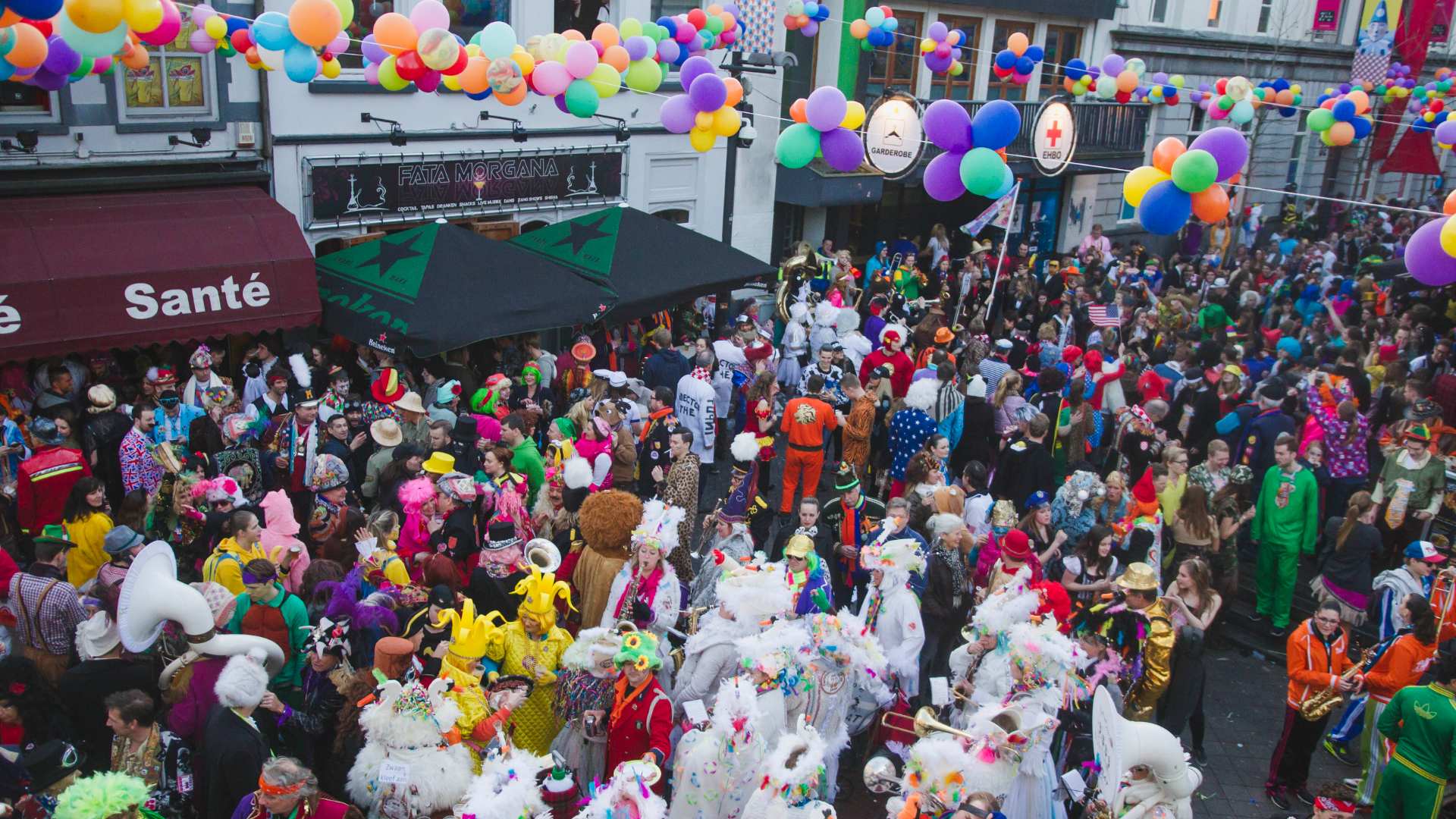 Het Stratumseind van bovenaf, vol verklede feestvierders en ballonnen