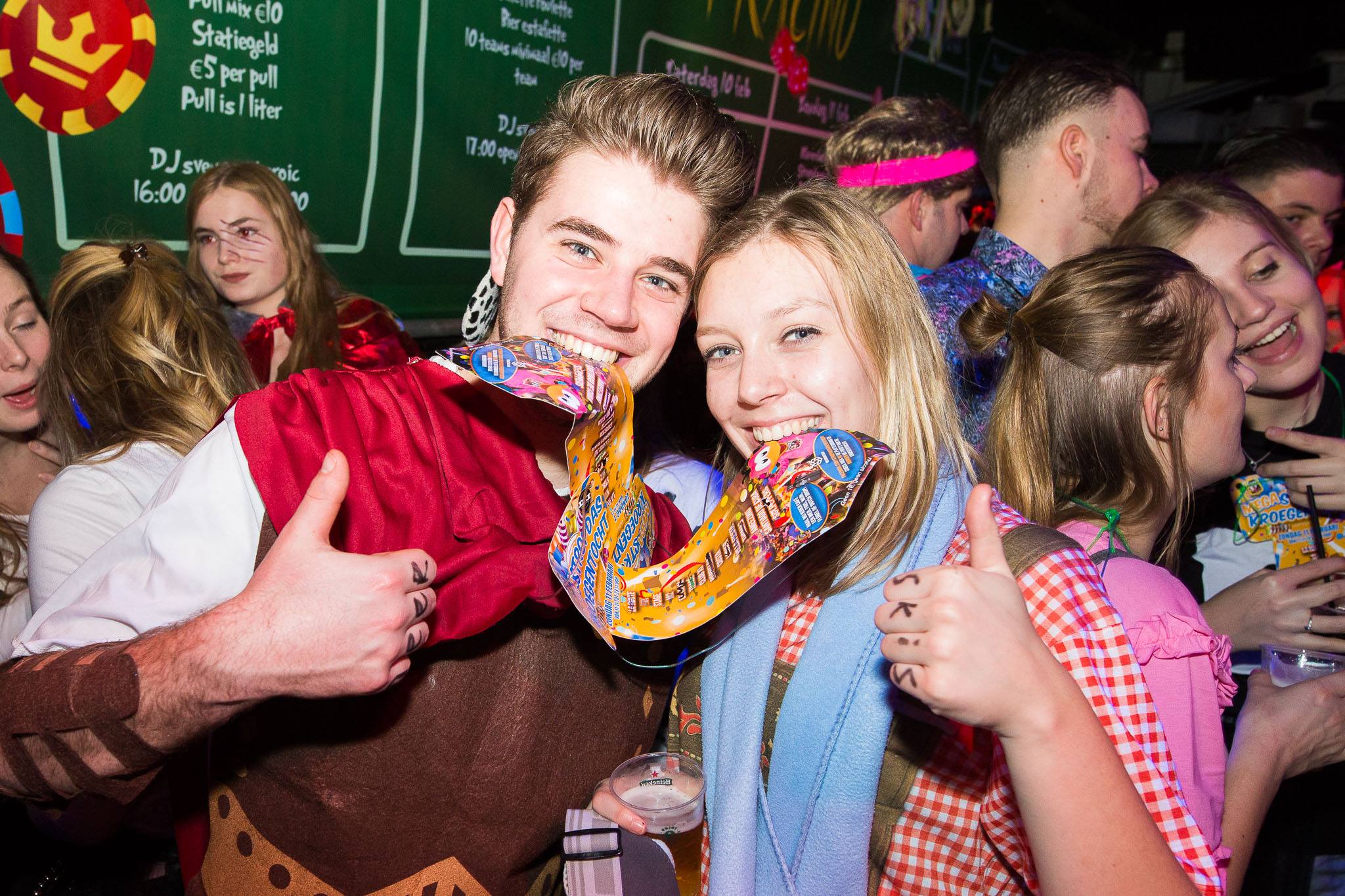 Twee deelnemers bijten in hun das